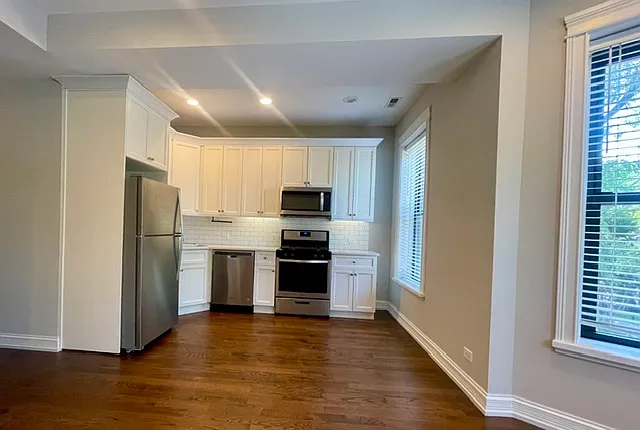 2441 W Thomas St #2F — Photo 3