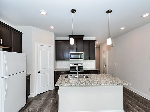 5th image of 831 Holland Ct