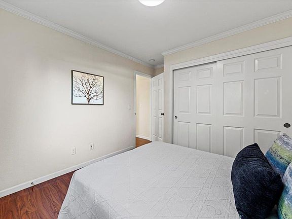 5th image of 4892 Moorpark Ave
