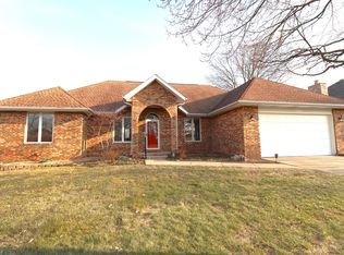 1370 N Cooper Blvd, Springfield, MO 65802