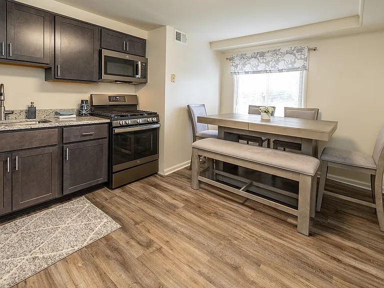 Windsor House Apartments — Photo 7
