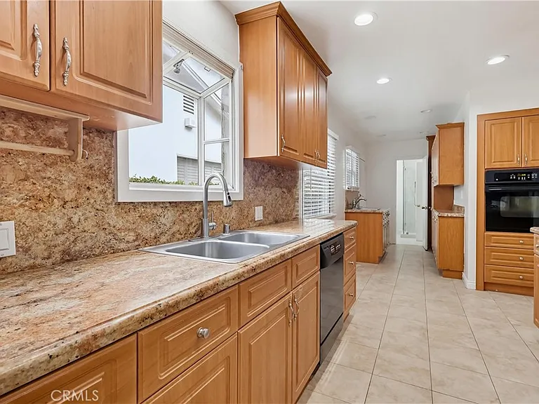 12528 Albers St — Photo 9