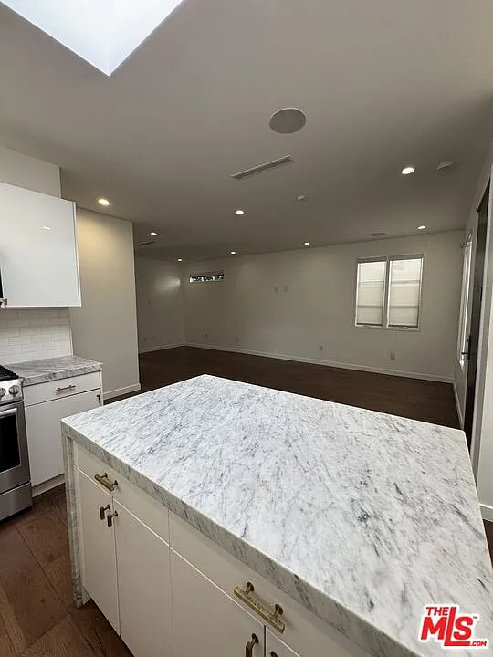 3 bed, 2.0 bath, 972 sqft, $5,750 — Photo 4