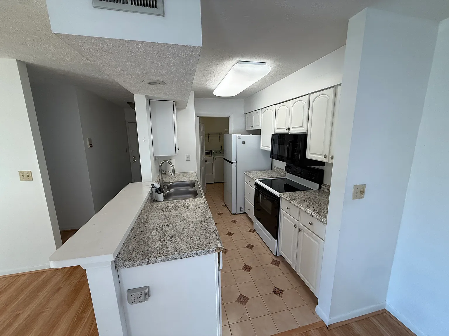 2 bed, 980 sqft, $1,500 — Photo 2