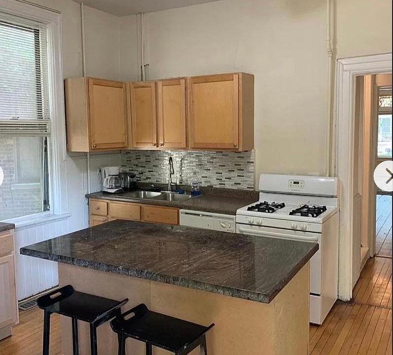 1st image of 1113 W Wellington Ave #3