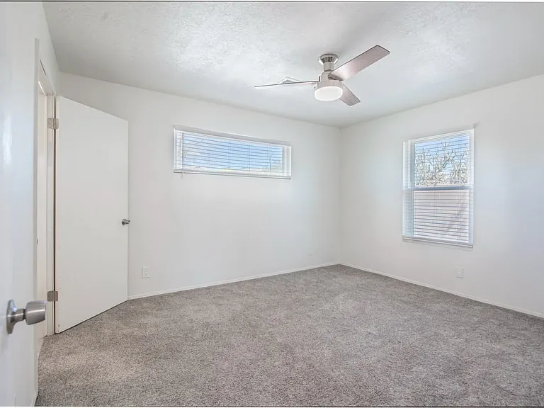 409 Longwood Dr NE — Photo 29