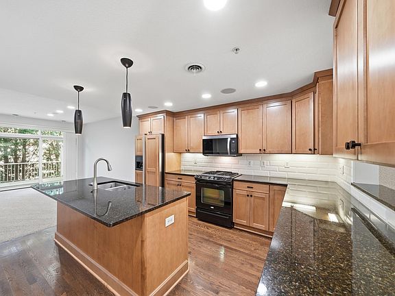3rd image of 635 Willoughby Way W