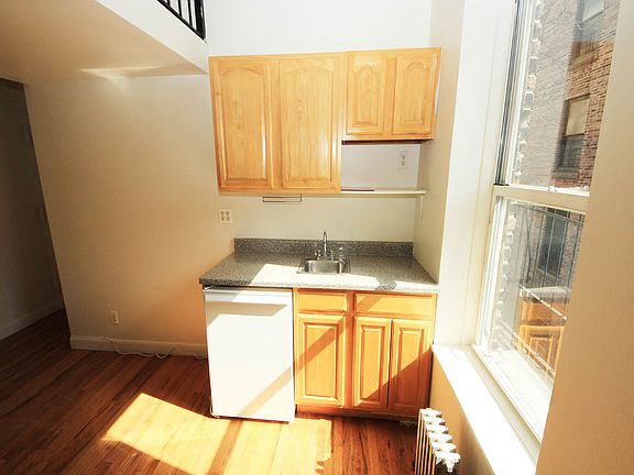 3rd image of 310 W 20th St APT D9