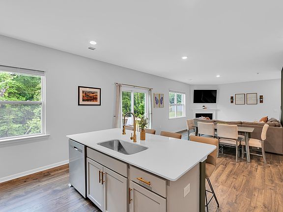 3rd image of 603 Bayridge Rd