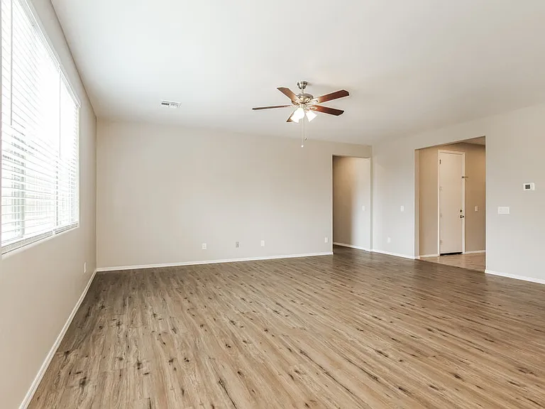 6114 S 30th Ln — Photo 4
