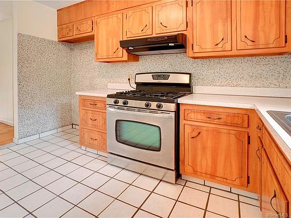 5th image of 50 Redfield Ave