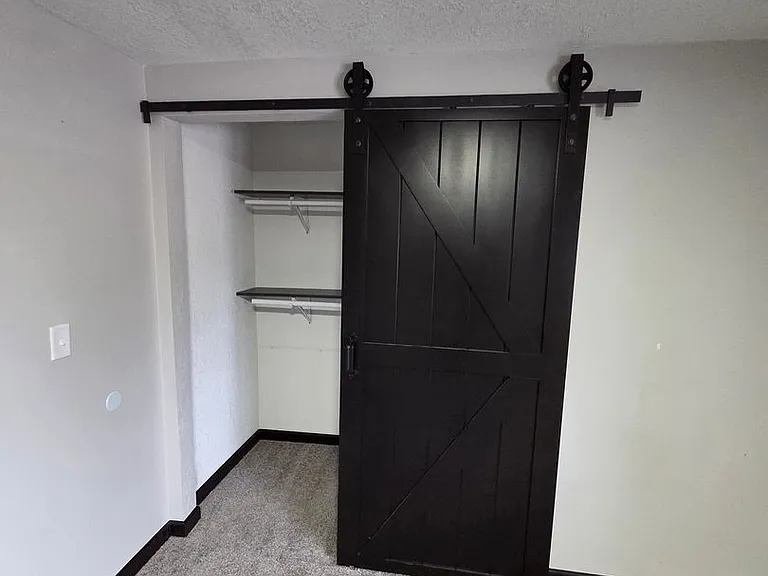 215 Knoll Dr — Photo 7