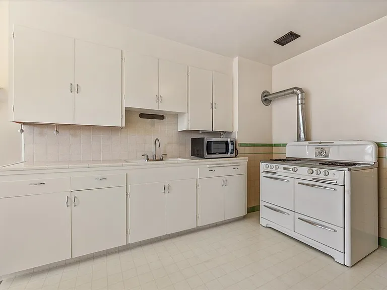 276 East Ave — Photo 12