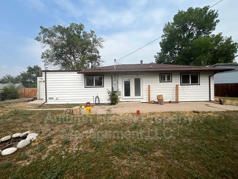 3 bed, 1.0 bath, 1140 sqft, $2,390 — Photo 2