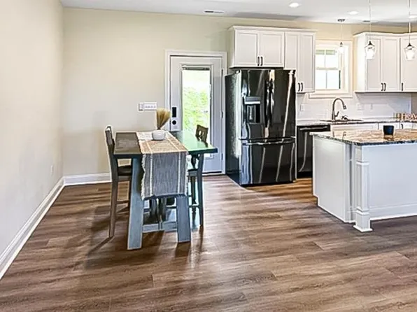 1637 Summit Dr, Waynesboro, VA 22980