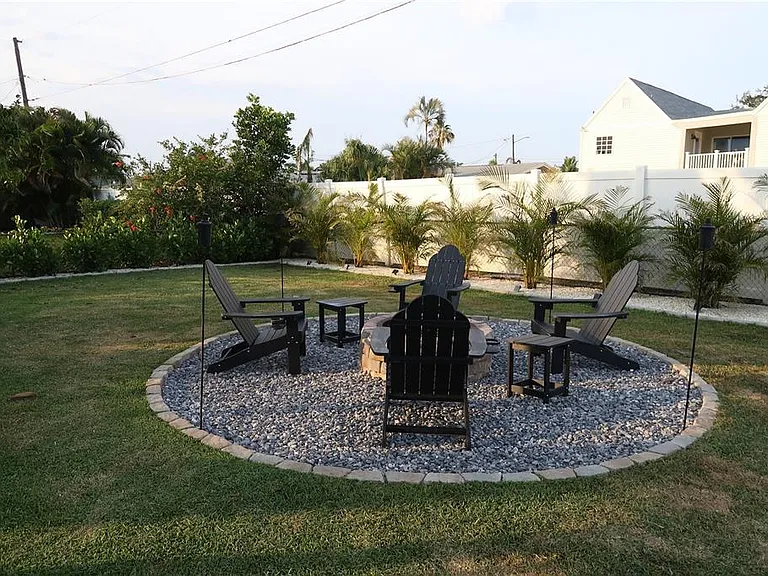 5945 Venetian Blvd NE — Photo 3