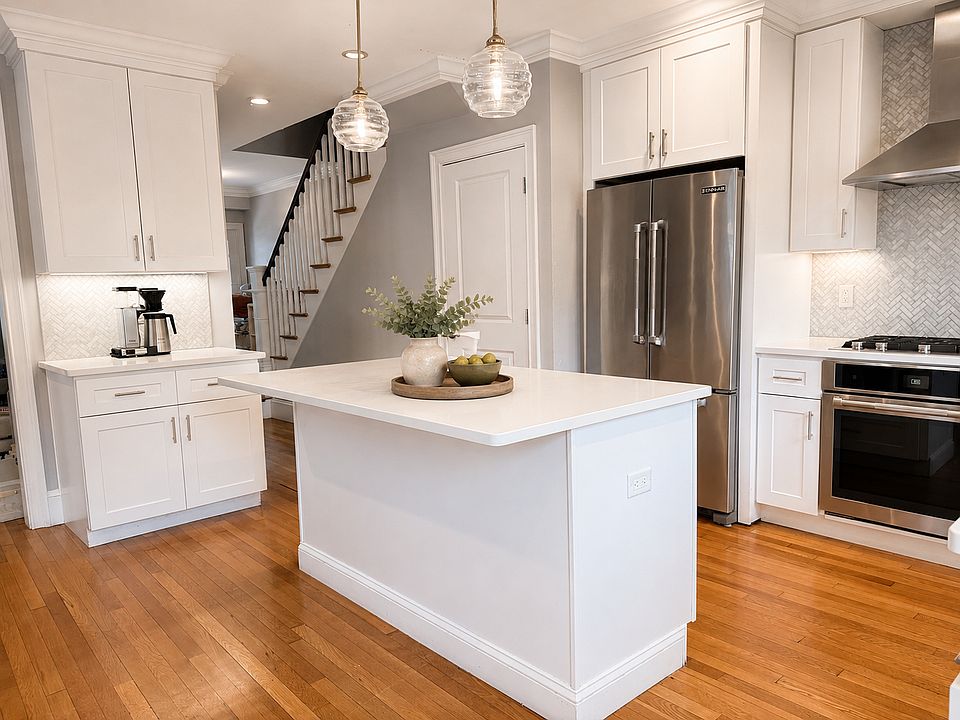 Thoughtfully designed kitchen layout with great flow, generous prep space and under cabinet lighting.