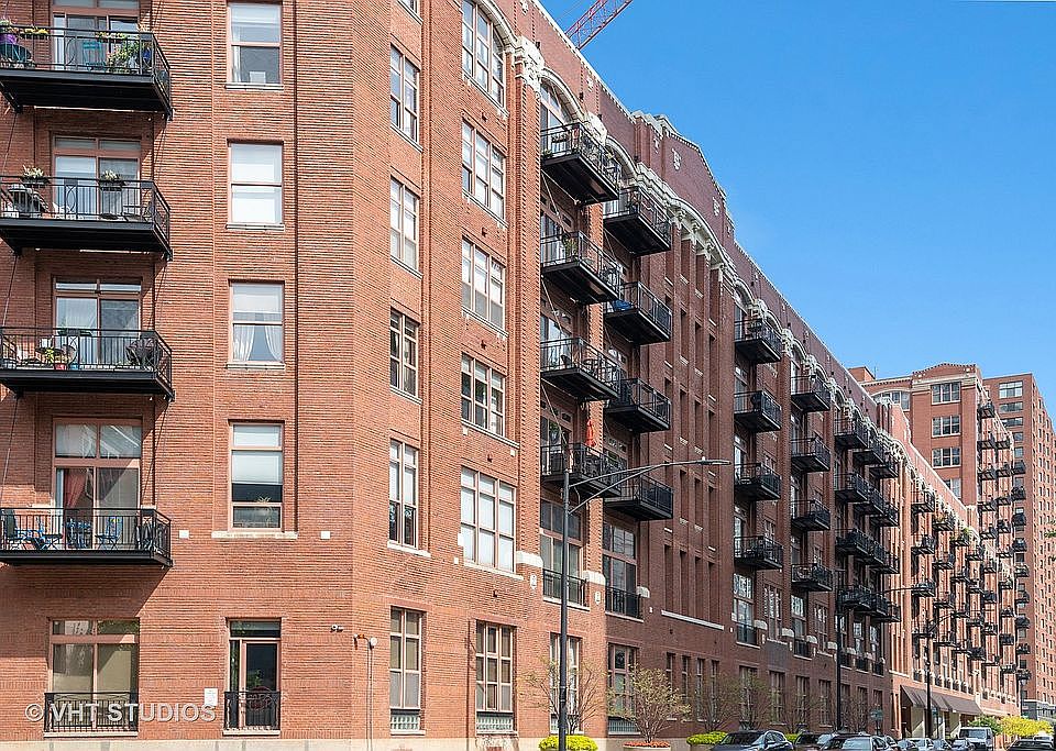 1st image of 360 W Illinois St APT 3C