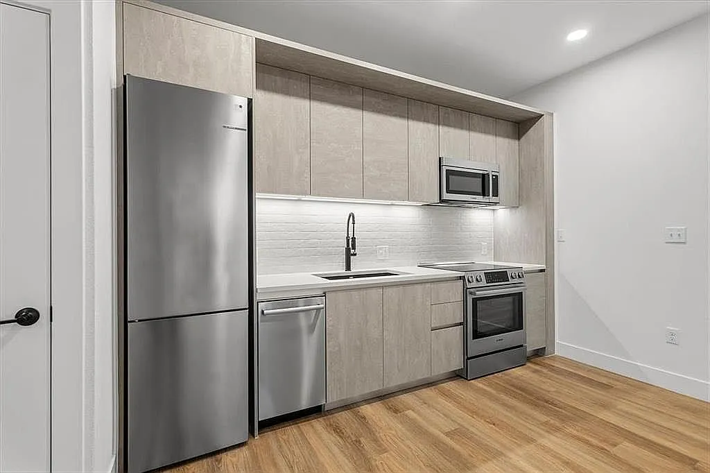 4315 S Congress Ave — Photo 2