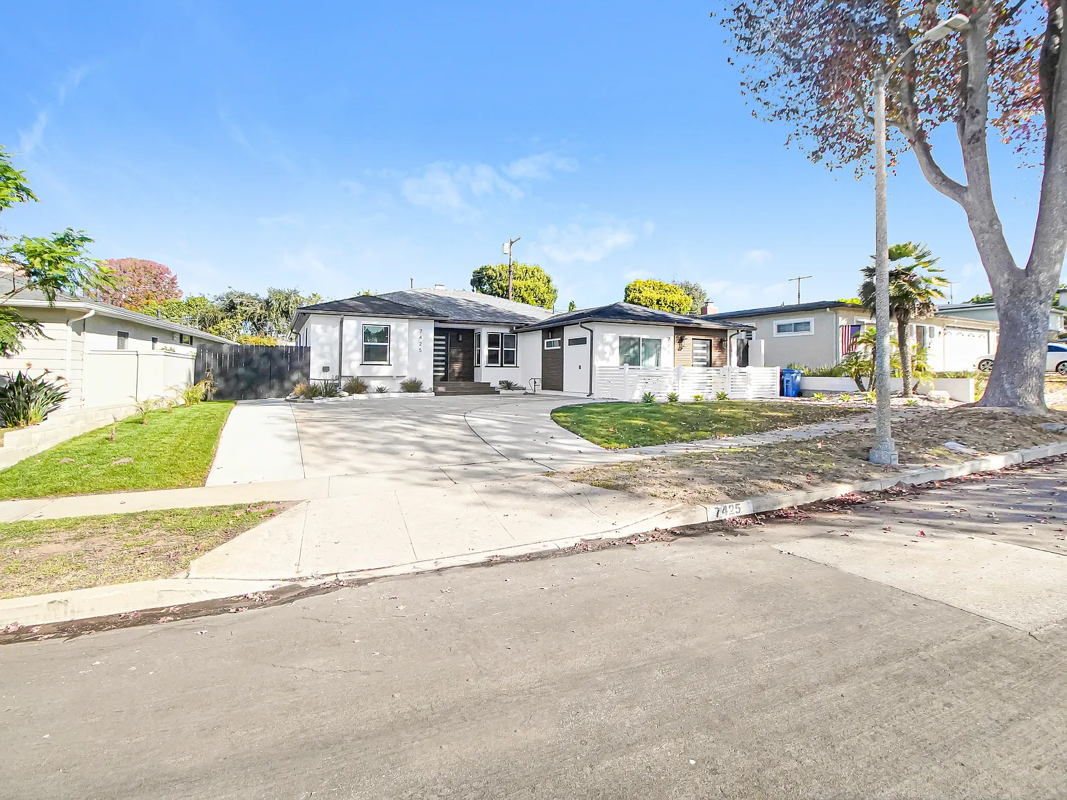 7425 W 88th Pl — Photo 2