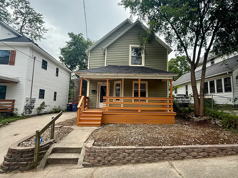 447 Emerald Ave NE #1