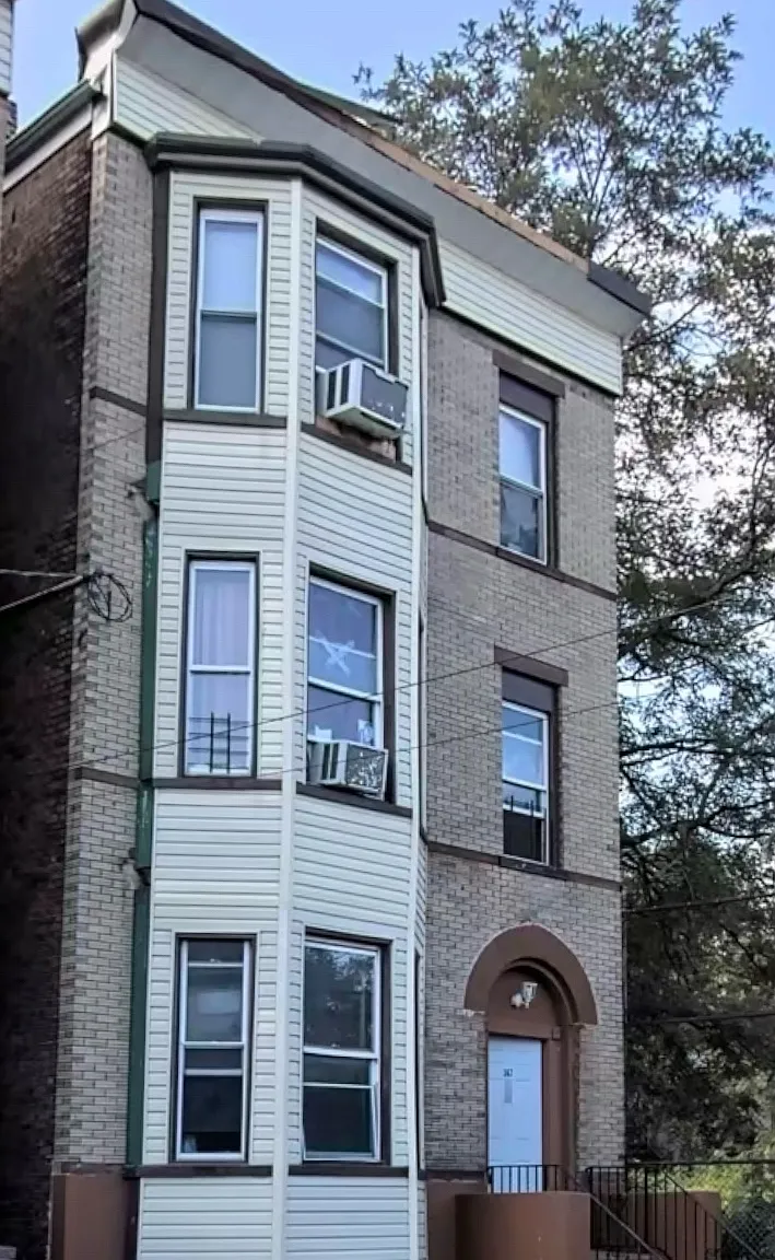 3 bed, $1,995 — Photo 1