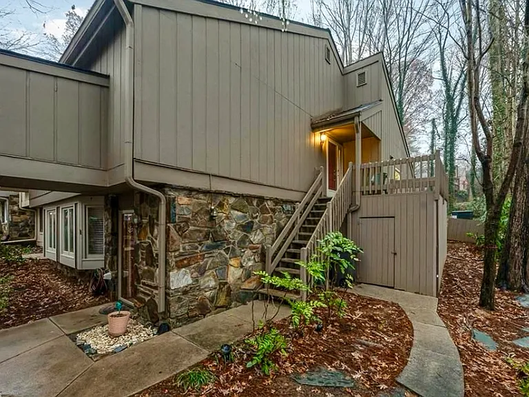 100 Lamplighter Cir #A — Photo 14