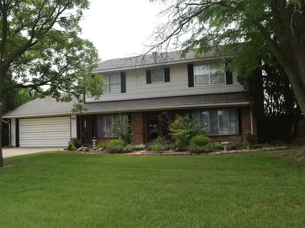 956 E 1st St, Russell, KS 67665