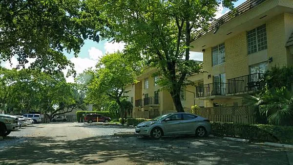 1 bed, 1.5 bath, 801 sqft, $1,800 — Photo 2