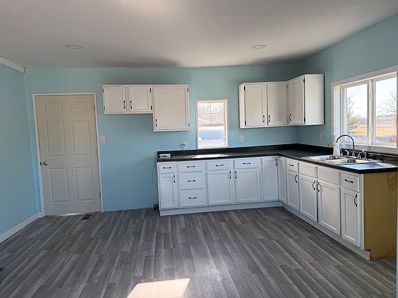 5th image of 129 W Main St
