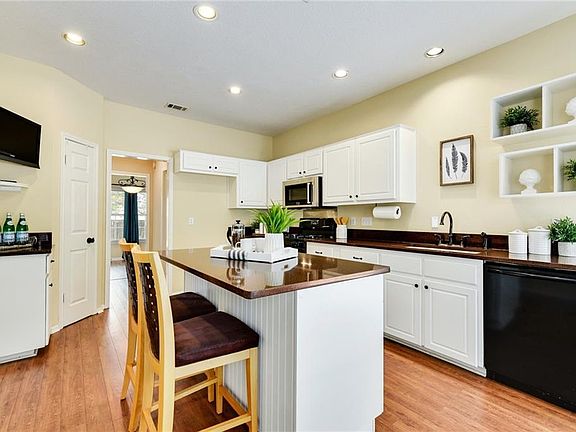 5th image of 2003 Oakview Dr