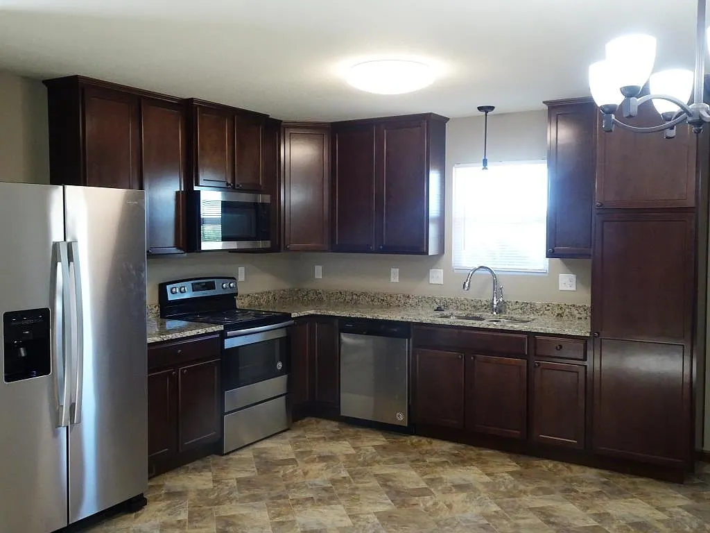 4 bed, 2000 sqft, $2,275 — Photo 2