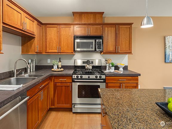 4th image of 1415 6th Avenue N #402