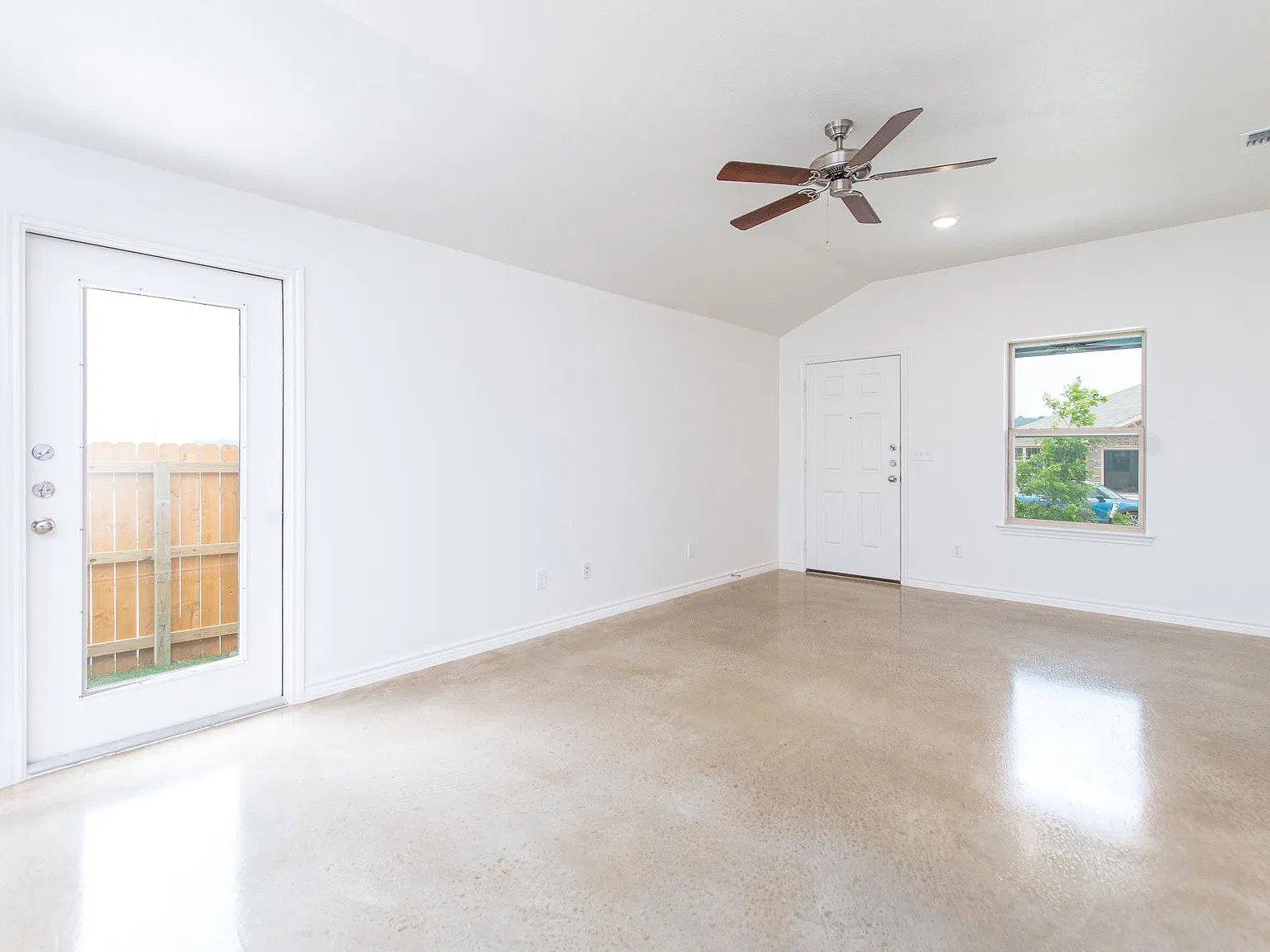 3 bed, 1300 sqft, $1,600 — Photo 4