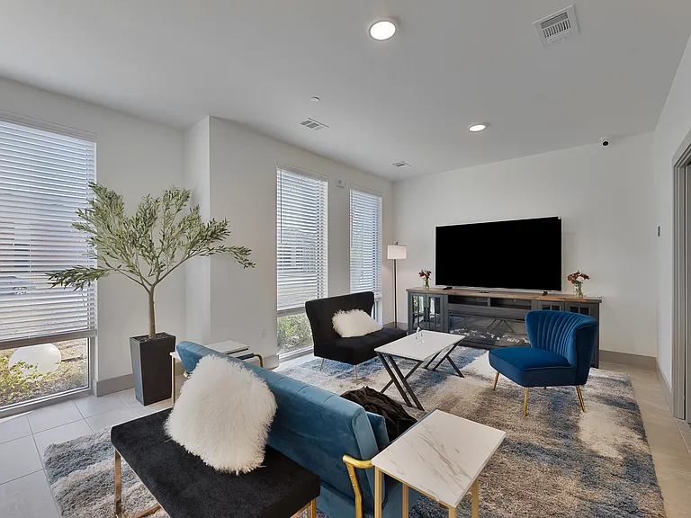 Bluffview Apartments — Photo 19