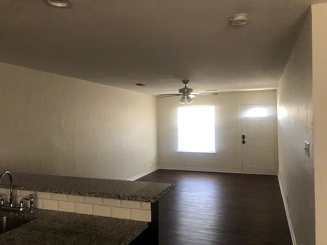 3 bed, 1225 sqft, $1,895 — Photo 4