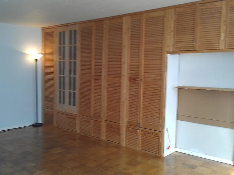 Wall to wall closet