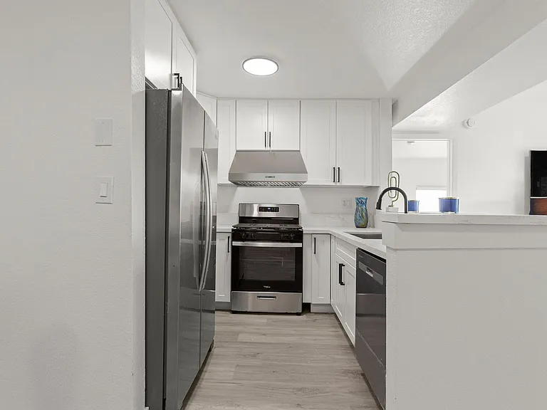 Darby Apartments — Photo 8