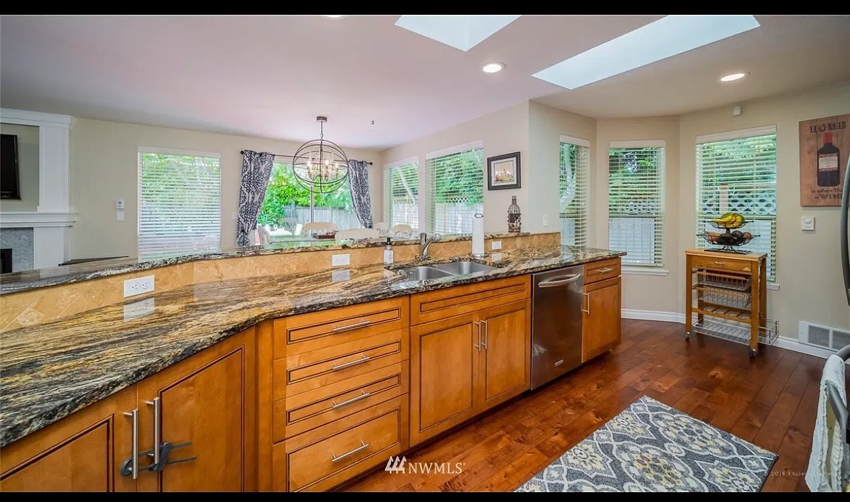 3 bed, 1232 sqft, $3,000 — Photo 4