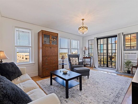 4th image of 130 4TH AVENUE N #602