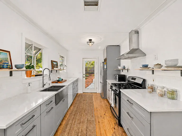 221 S M St — Photo 7