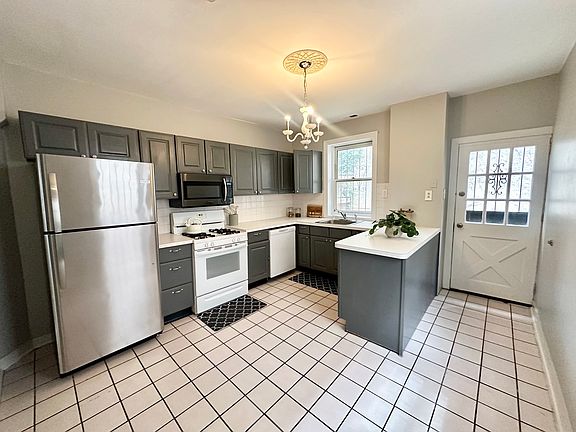 2nd image of 907 N American St