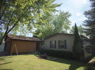 W211N11706 Hilltop Cir, Germantown, WI 53022