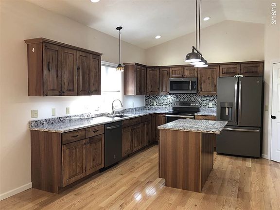 3rd image of 810 East St