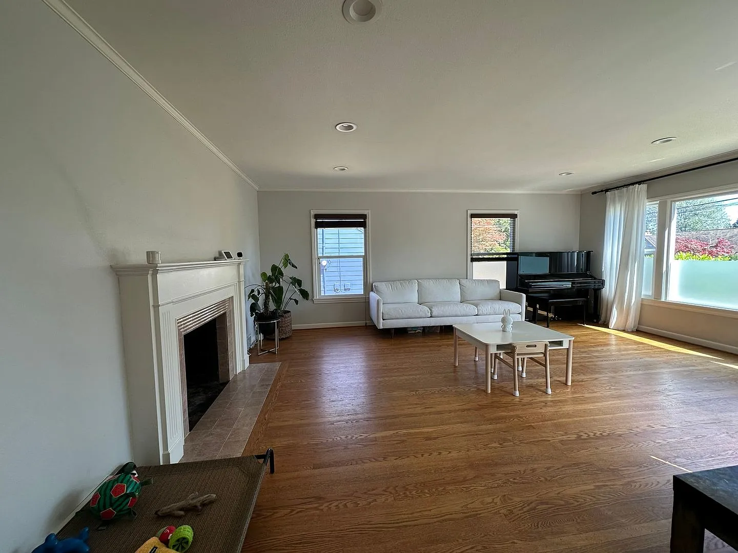 Charming & Remodeled 3 BD / 2 BA Home in Seattle's Bryant Neighborhood — Photo 4