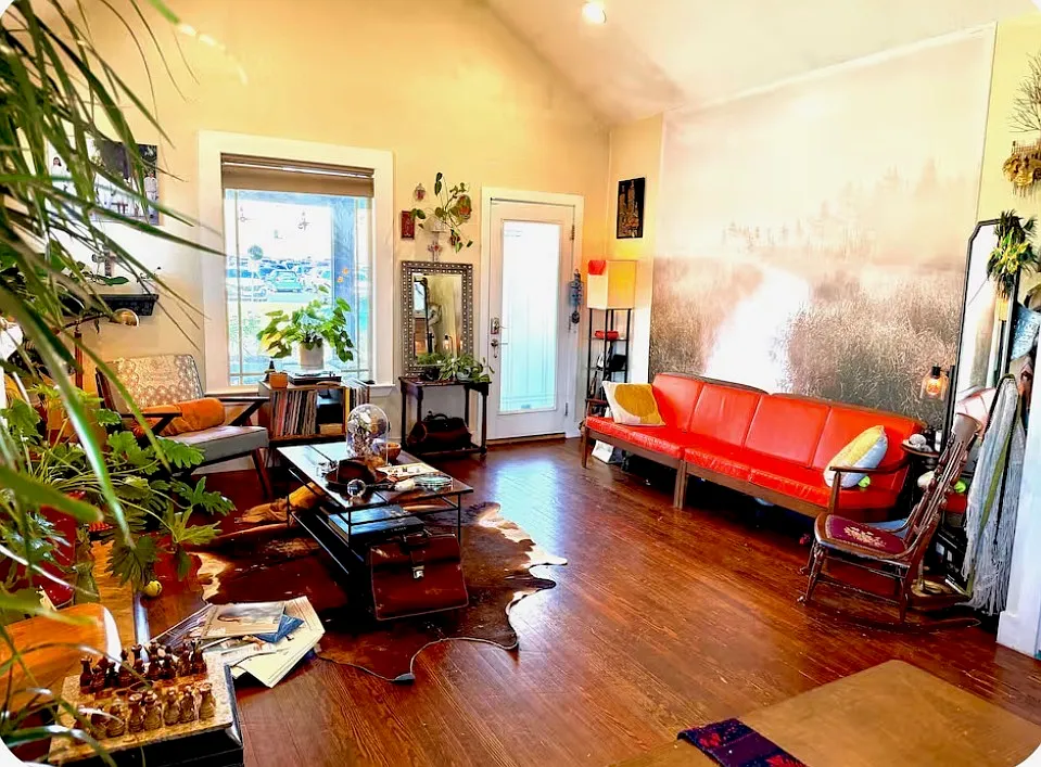 4 bed, 2342 sqft, $4,950 — Photo 3