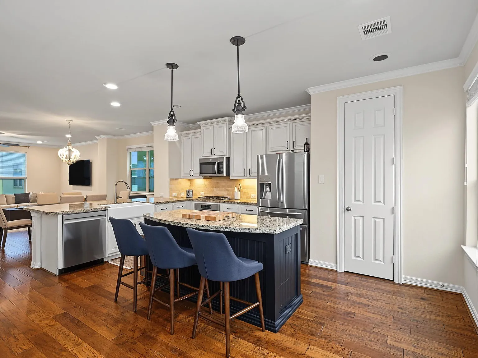 3 bed, 3.0 bath, 2469 sqft, $3,500 — Photo 2