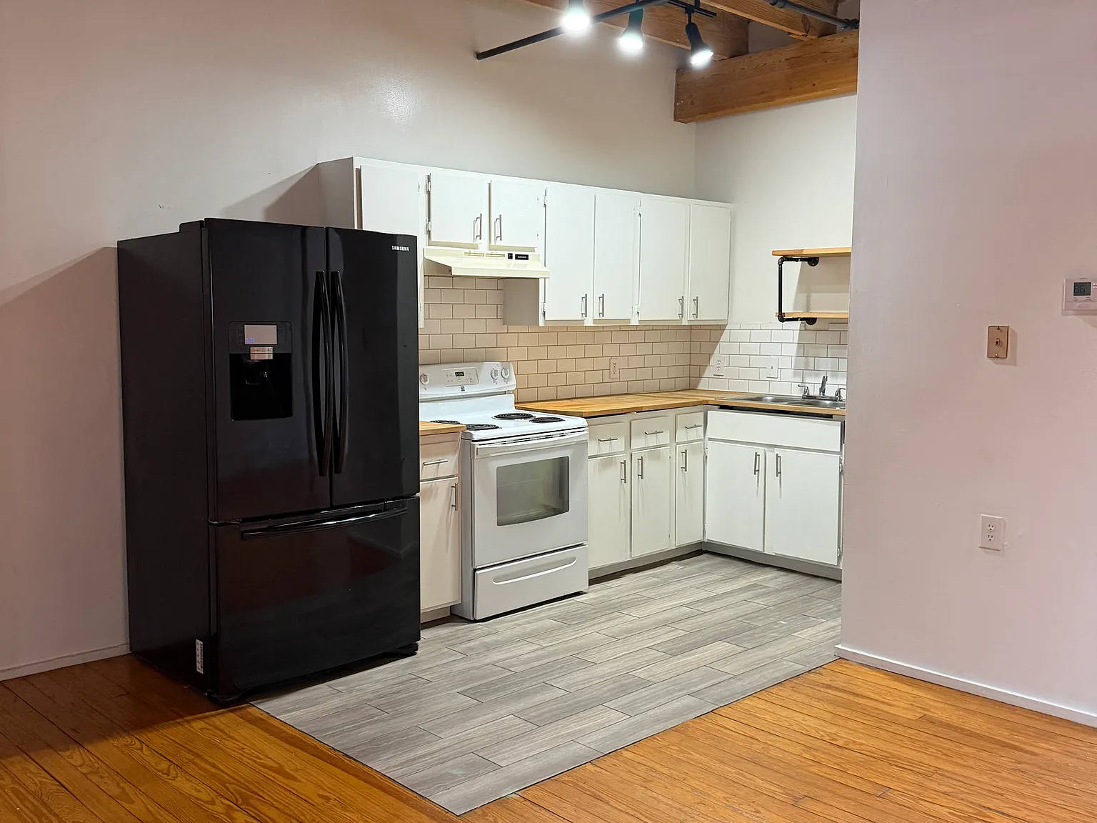 1 bed, 1650 sqft, $1,960 — Photo 2