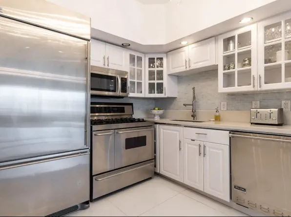 261 Park Avenue image 11 of 26