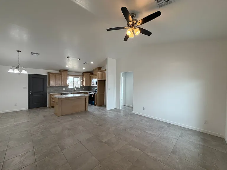 10643 E 46th Ln — Photo 2